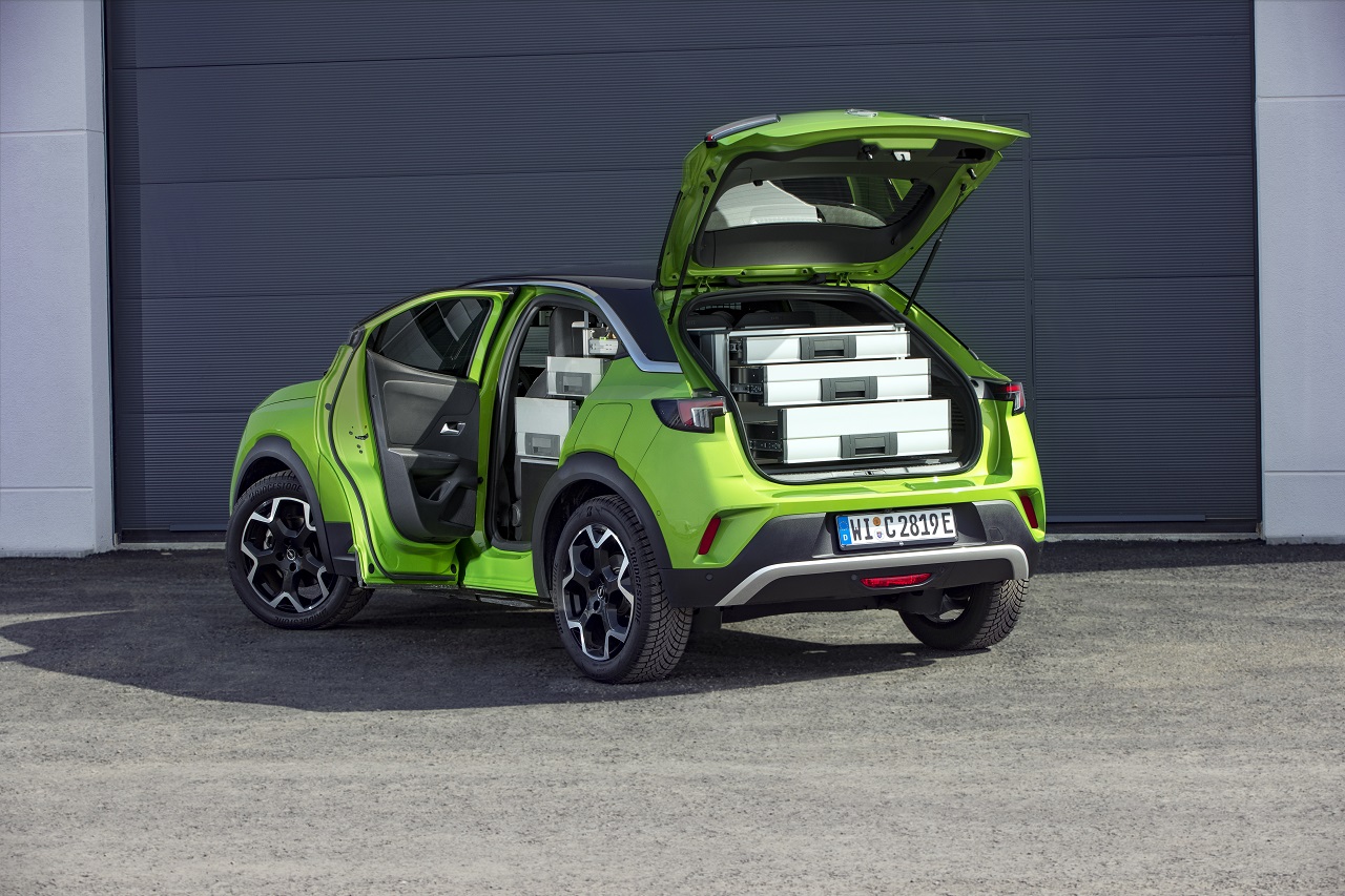 Opel Mokka elettrica trasformata in un’auto di servizio per professionisti