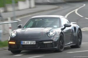 Porsche 911 Turbo S 2024: il VIDEO SPIA del restyling dal circuito del Nurburgring