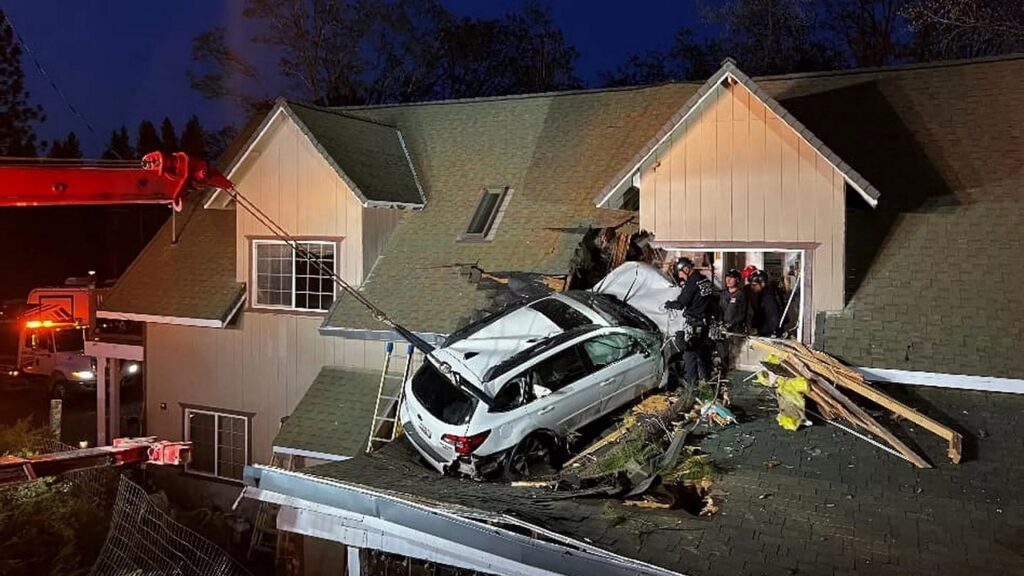 Un SUV sfida la gravità e si schianta contro il secondo piano di una casa