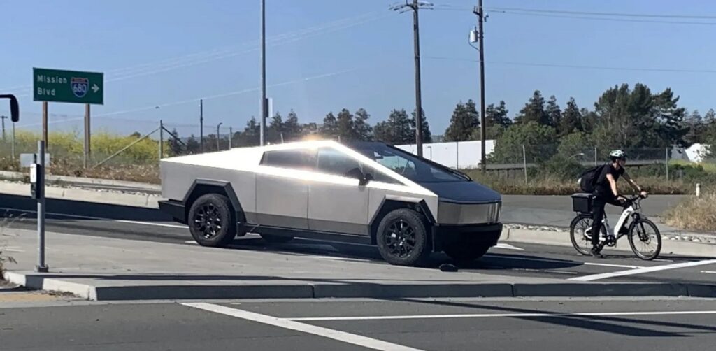 Tesla Cybertruck: nuovo avvistamento lascia qualche dubbio tra i fan [FOTO SPIA]