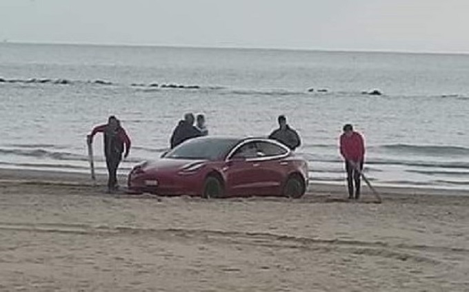 Si avventurano con la Tesla sulla spiaggia ma restano bloccati