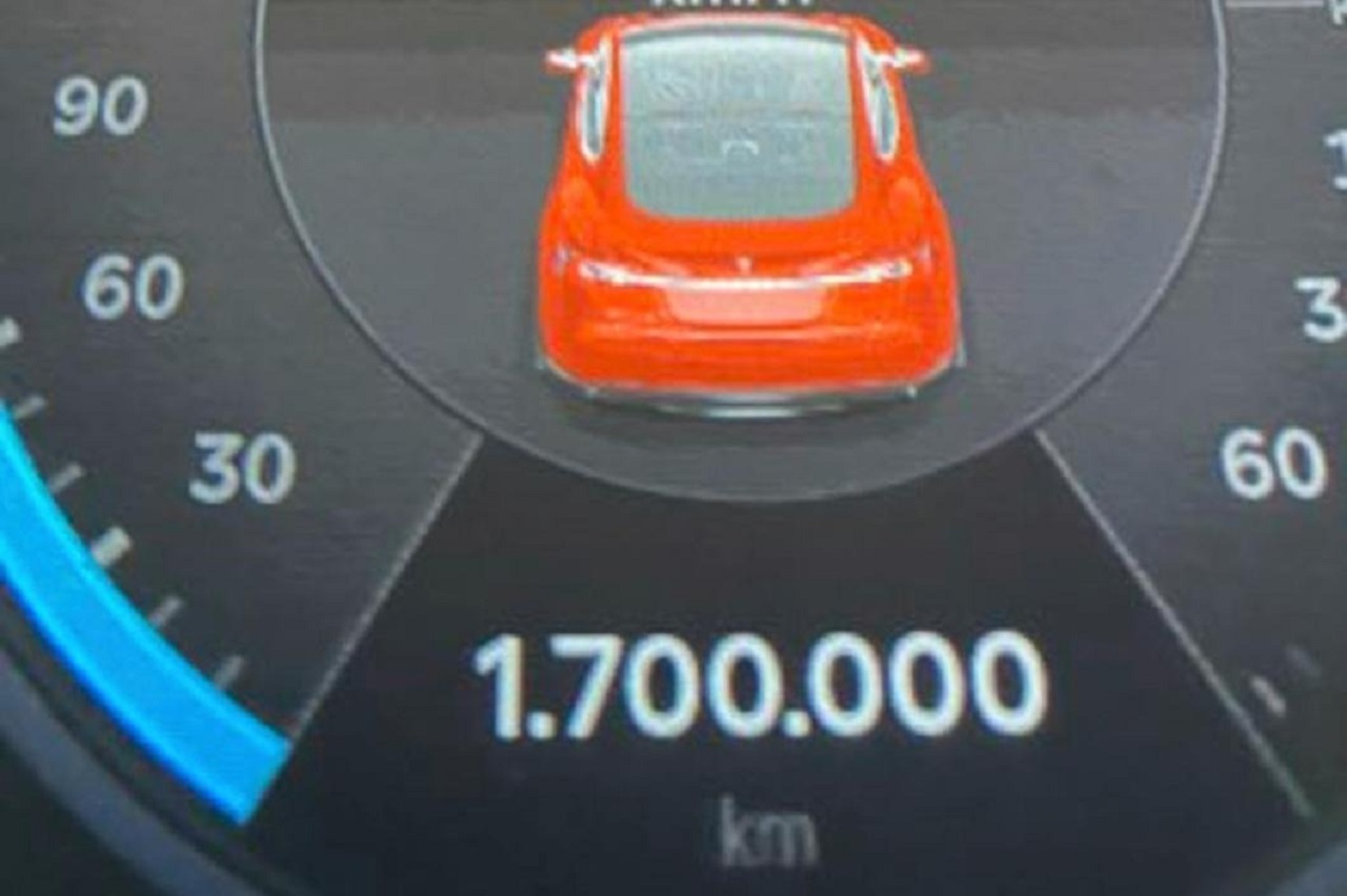 Tesla Model S: esemplare ha percorso 1,7 milioni di km ma ha cambiato 8 motori