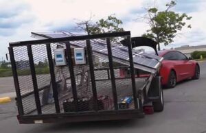 Il proprietario di una Tesla costruisce un mega rimorchio con pannelli solari per caricare l’auto durante la guida [VIDEO]