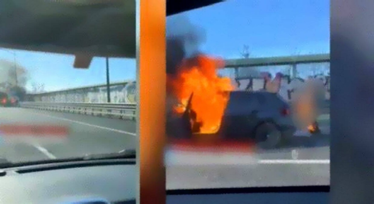 Auto va a fuoco: gira video invece di aiutare uomo avvolto dalle fiamme