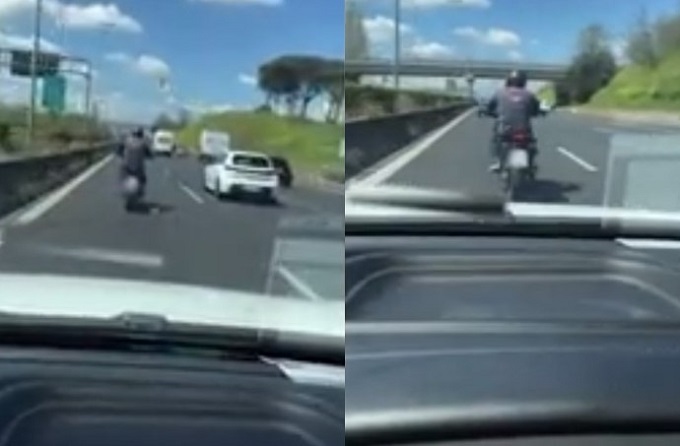 La moto non gli lascia strada in corsia di sorpasso: automobilista si infuria e la tallona pericolosamente [VIDEO]