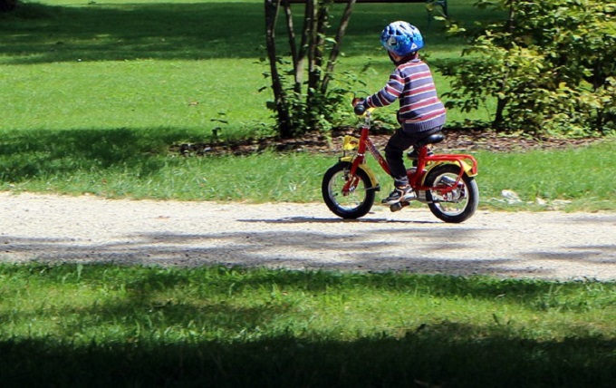 Bimbo in bici al parco urta anziana che cade e muore, indagato il padre per omicidio colposo