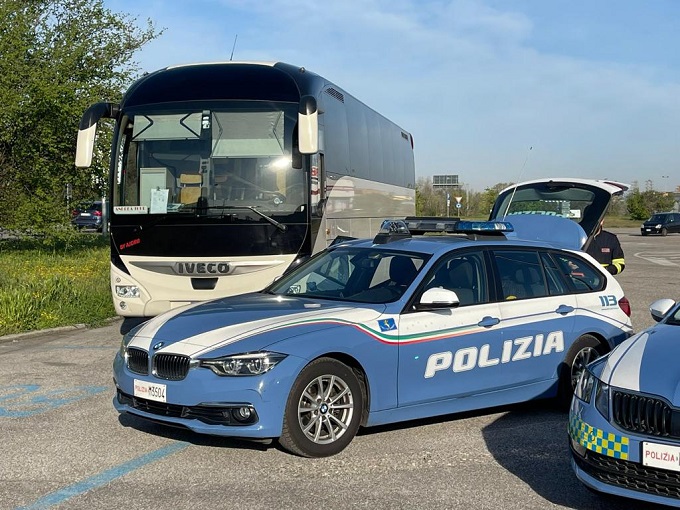 Genova, autista di pullman ubriaco fermato dalla polizia: si accingeva a guidare un bus pieno di studenti