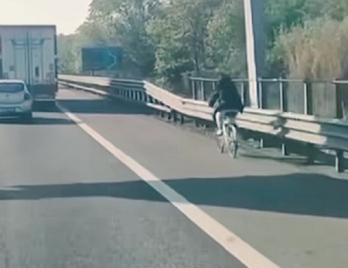 In bici sulla tangenziale di Milano [VIDEO]