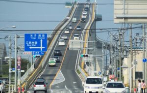 Il ponte più ripido al mondo è in Giappone: alto 45 metri, ha una pendenza del 6,1%