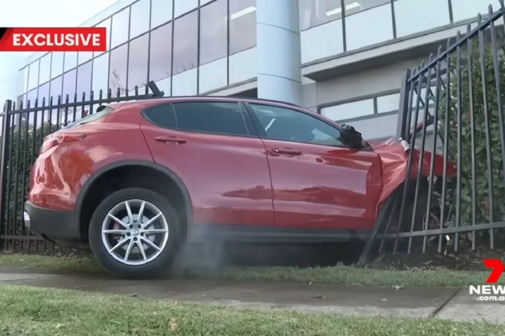 Alfa Romeo Stelvio rubata si schianta durante inseguimento con la polizia [VIDEO]