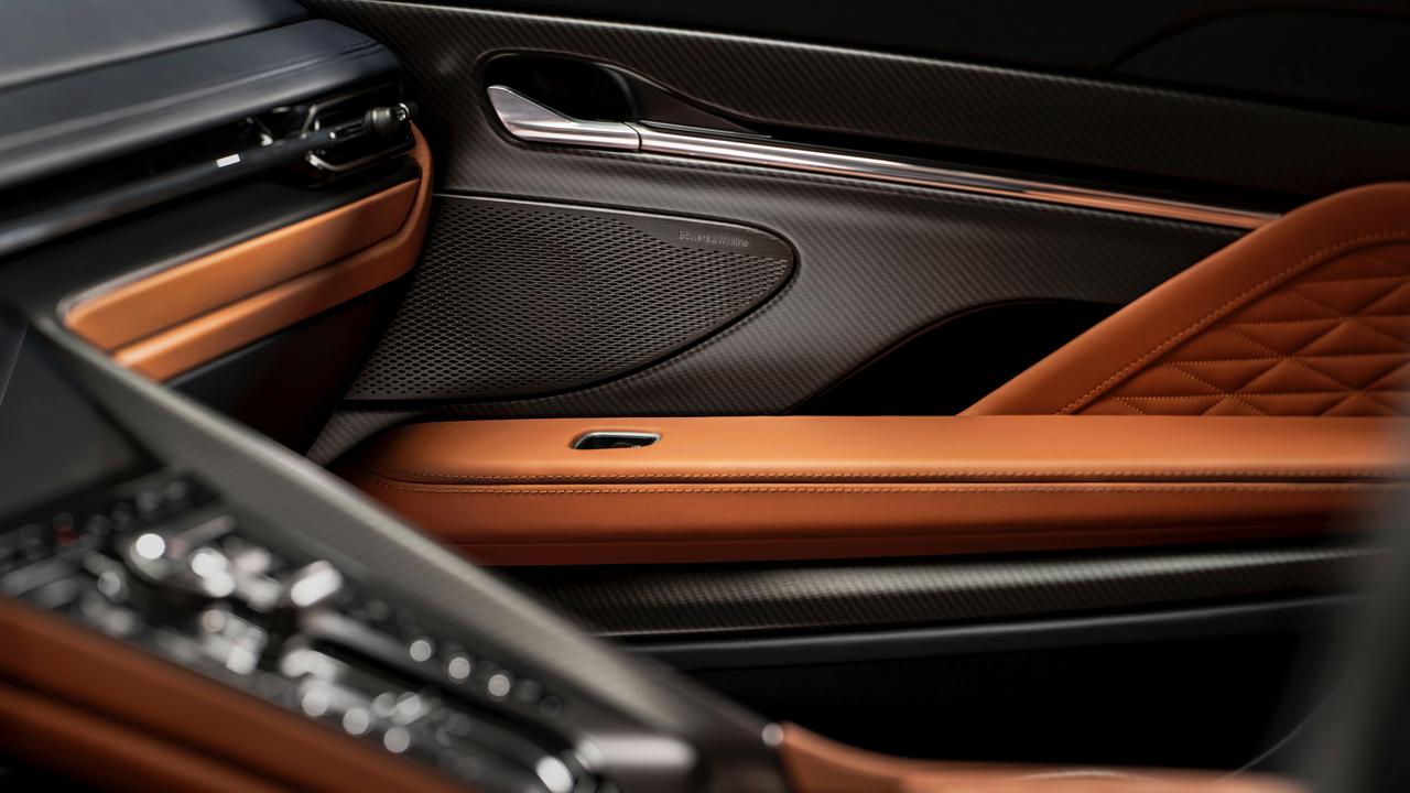Aston Martin DB12: all’interno c’è un impianto audio Bowers & Wilkins realizzato su misura