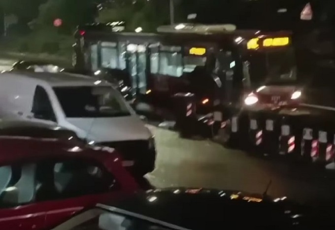 Roma, autista Atac ferma l’autobus in mezzo alla strada e va al bar a prendere un cornetto [VIDEO]