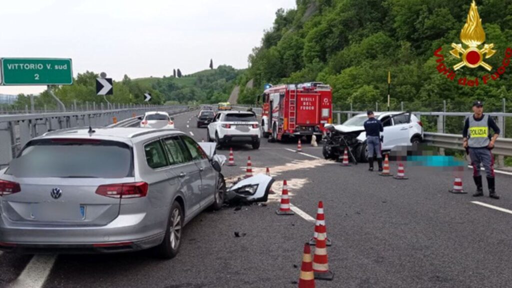 Auto contromano in A27: un morto e due feriti