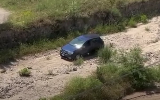 Cosenza, sbaglia strada e finisce con l’auto nel letto di un fiume in secca [VIDEO]