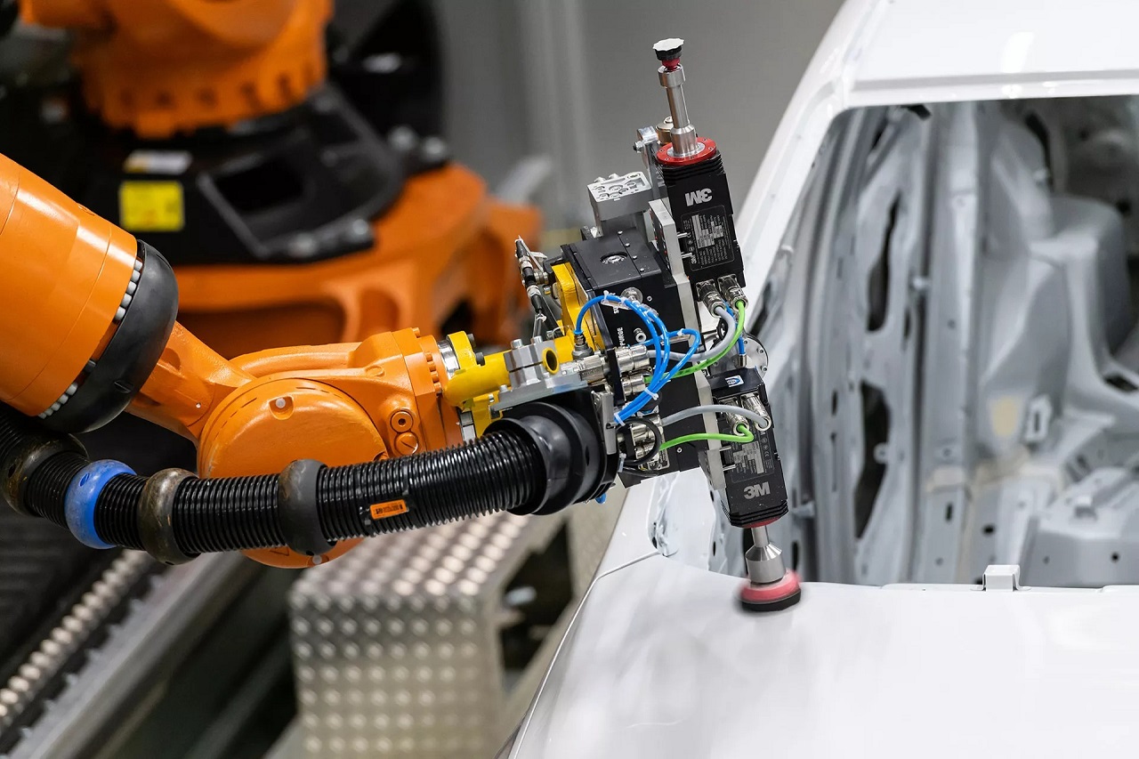 BMW: l’intelligenza artificiale ha preso il posto delle persone nel reparto verniciatura