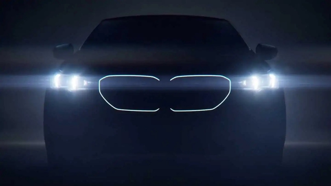 BMW i5: due nuovi teaser mostrano la griglia illuminata e gli interni, debutto il 24 maggio