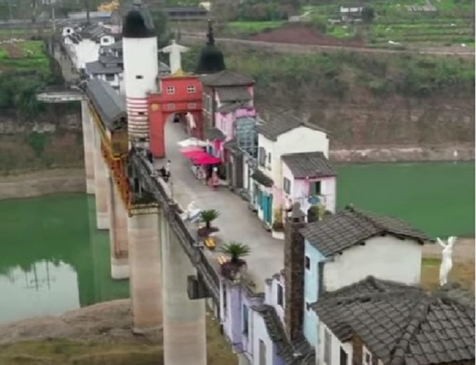 Cina, la mini-città sospesa costruita sul ponte [VIDEO]