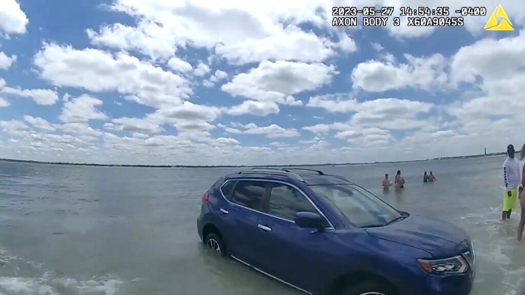 Donna finisce in acqua con il suo SUV sfiorando i bagnanti e viene arrestata [VIDEO]