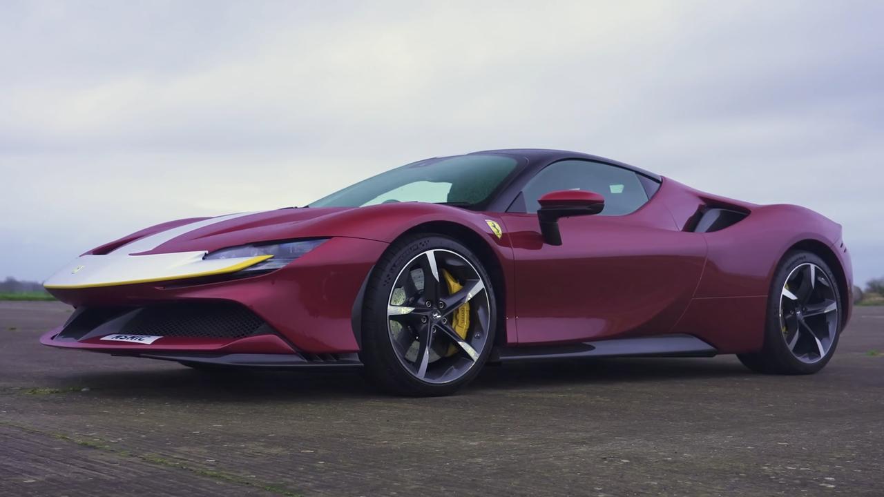 Ferrari SF90 Stradale vs 296 GTB drag race