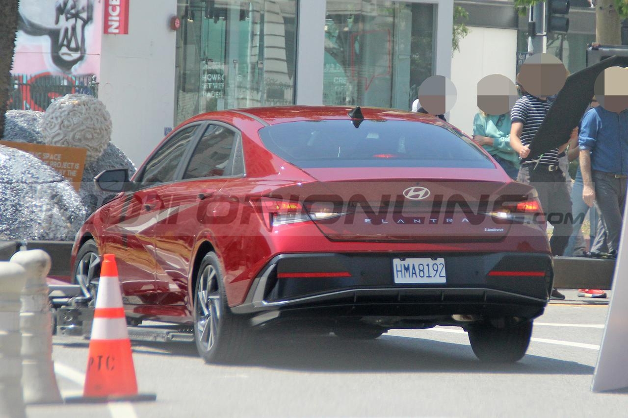 Hyundai Elantra 2024 prototipo foto spia