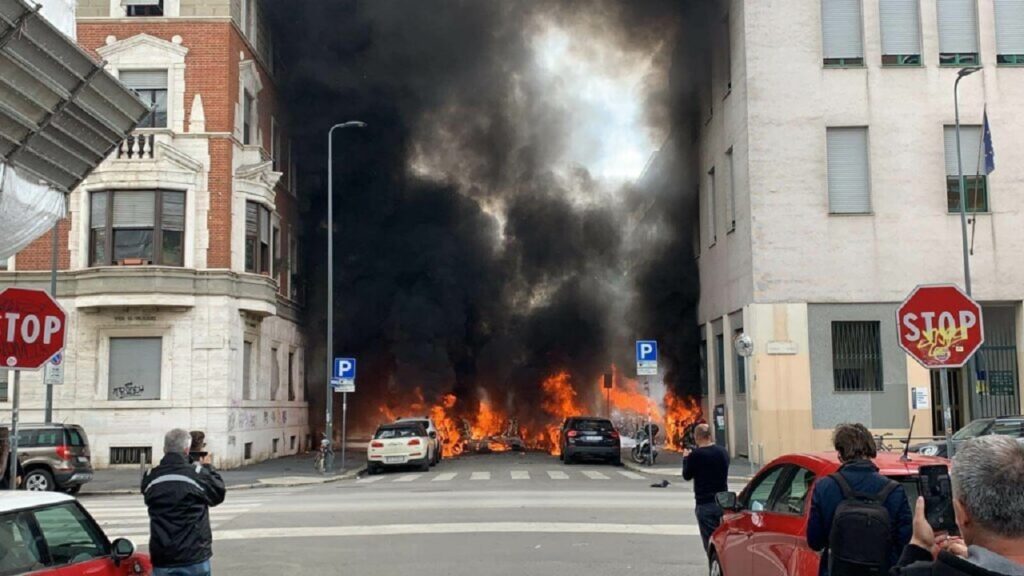 Milano: esplode camion con bombole di ossigeno, a fuoco diverse auto in centro, evacuata scuola [VIDEO]