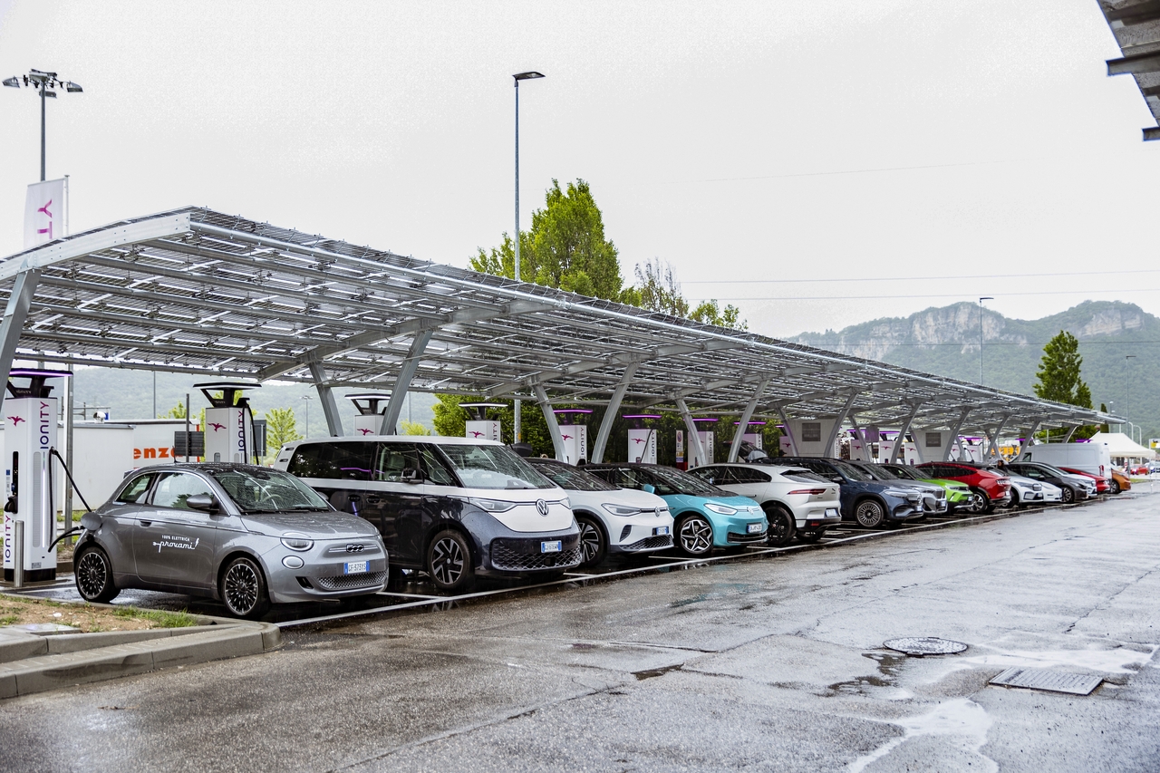 Ionity inaugura la sua più grande stazione di ricarica in Europa