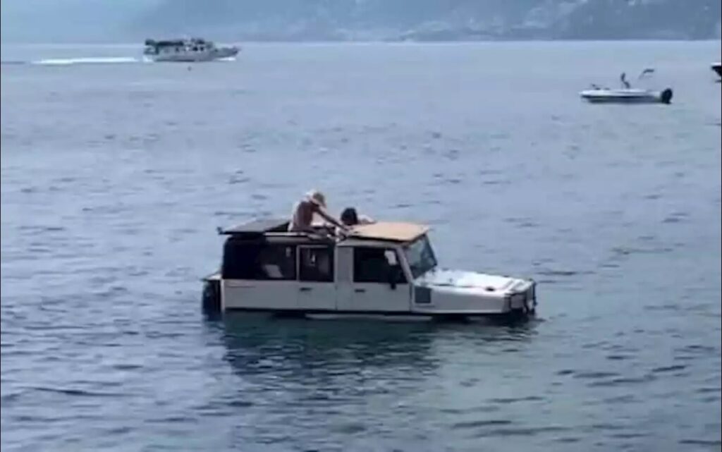 Jeep galleggiante in mare: le immagini curiose del SUV anfibio diventano virali sul web