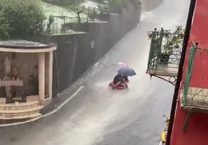 Maltempo a Brescia, improvvisano una discesa in bob nella strada invasa dall’acqua [VIDEO]
