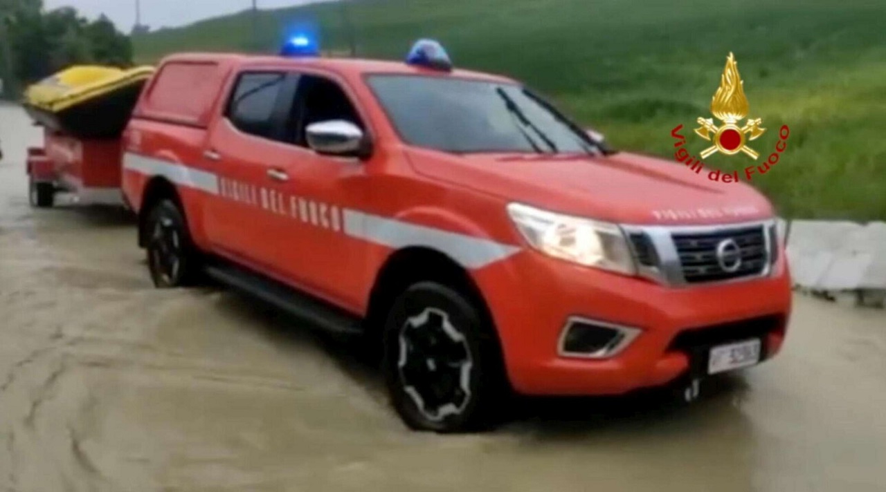 Maltempo in Emilia Romagna: i fiumi Senio e Lamone rompono gli argini, allagate le strade