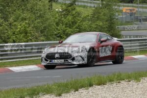 Mercedes-AMG GT 2024: la nuova generazione inizia a perdere camuffamento [FOTO SPIA]