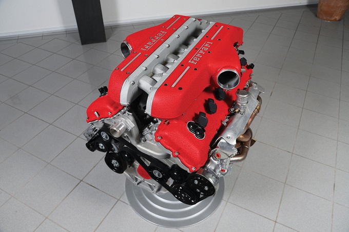 Ferrari resiste alle pressioni per eliminare il motore a combustione: il solo elettrico non è un’opzione per il Cavallino