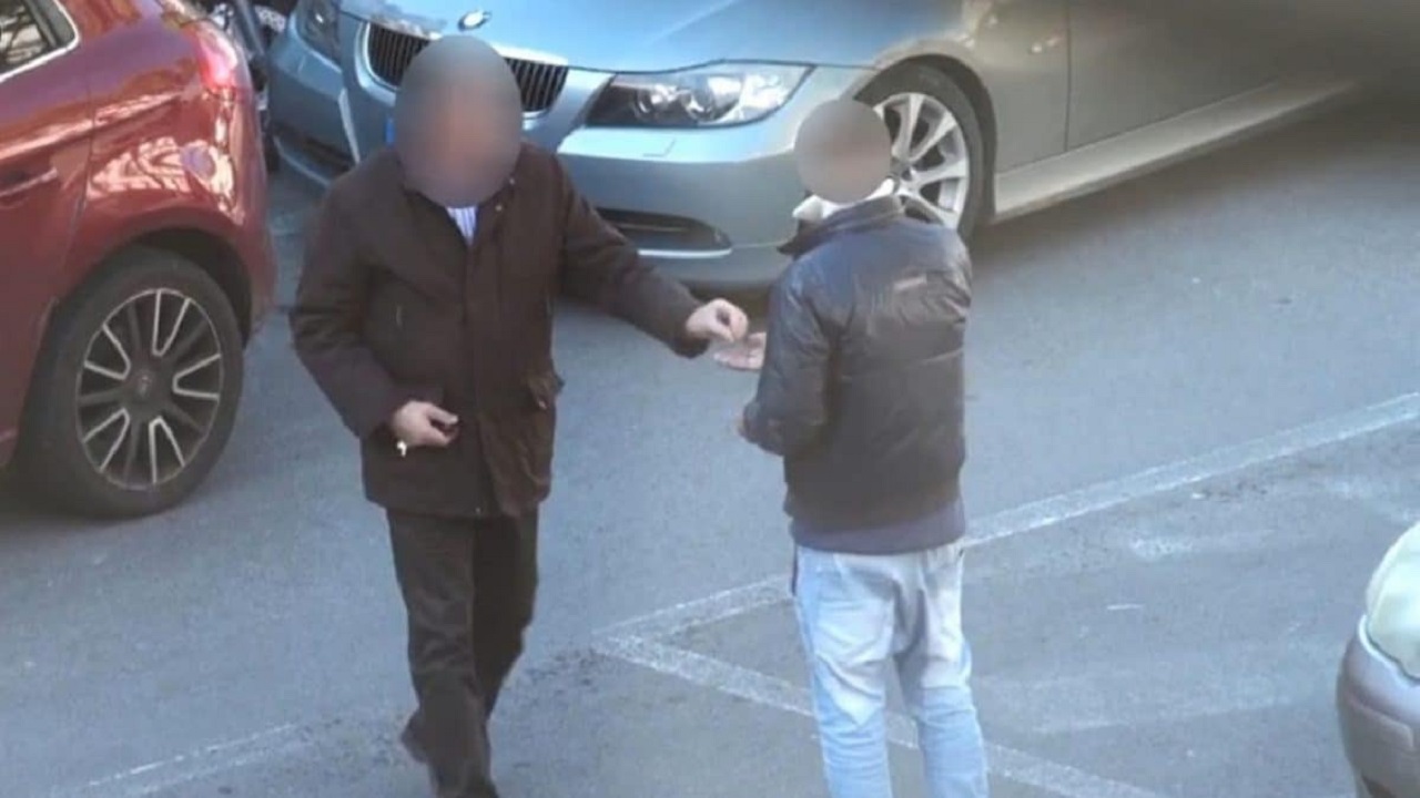 Parcheggiatore arrestato a Napoli: voleva 200 euro per la sosta e teneva in ostaggio le chiavi dell’auto