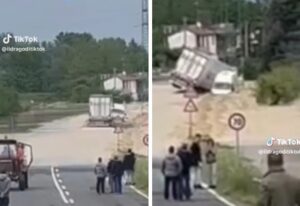 Alluvione Emilia Romagna: camionista attraversa la strada allagata e si ribalta [VIDEO]