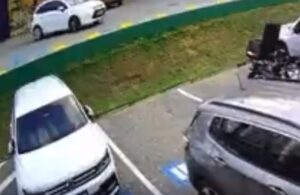 Tenta di rubare il parcheggio a un altro automobilista, ma finisce malissimo [VIDEO]