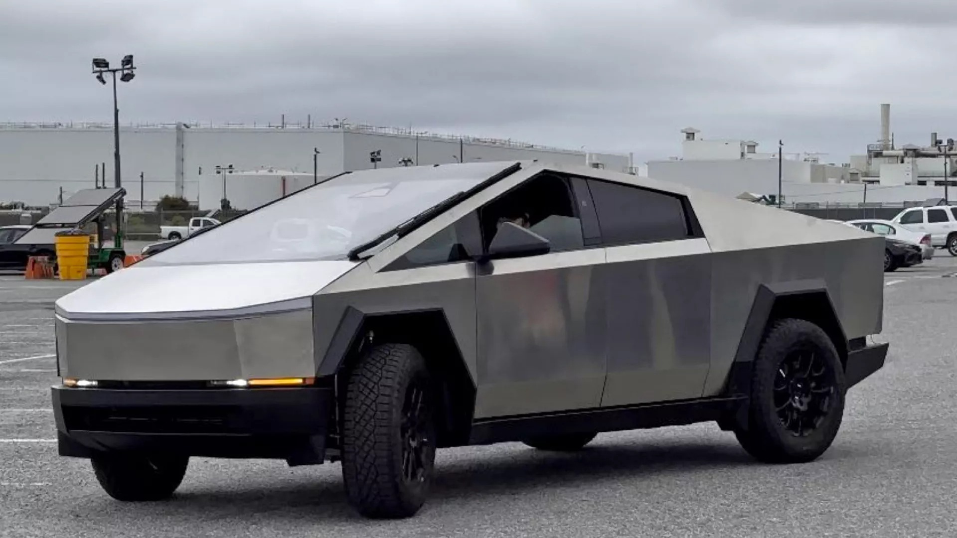 Tesla Cybertruck: avvistato prototipo “Alpha”, produzione ad un passo