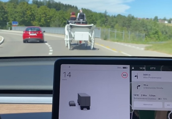 Tesla, in strada c’è una carrozza col cavallo e il Full-Self Driving va in tilt [VIDEO]