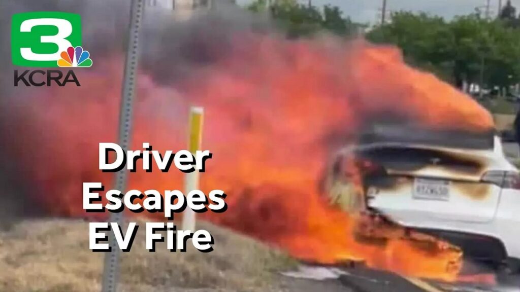 Tesla Model Y prende misteriosamente fuoco sulla California Highway [VIDEO]