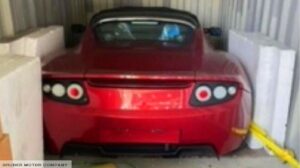 Tesla Roadster: tre unità del 2010 nuove di zecca scoperte in un container