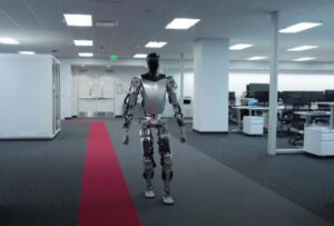 Tesla, il robot umanoide di Elon Musk è sempre più capace: milioni di posti di lavoro a rischio? [VIDEO]
