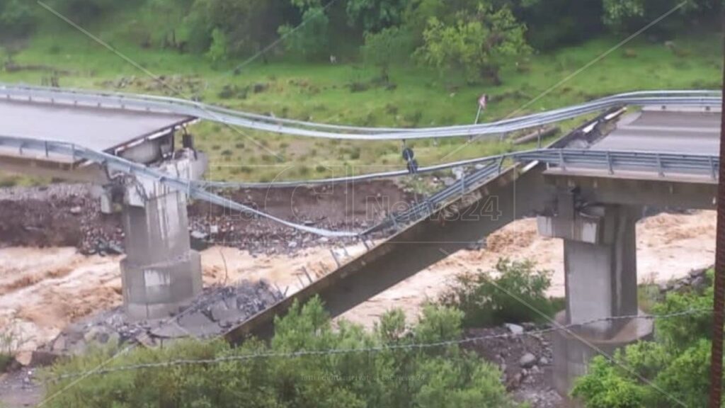 Calabria, crolla il viadotto della Sila-Mare: sfiorata la tragedia