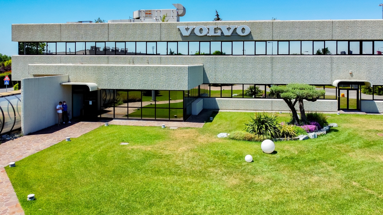 Volvo Trucks sigla un’importante partnership con Plenitude in Italia