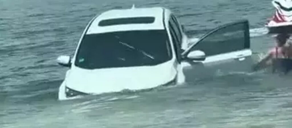 Honda CR-V: un video mostra il SUV che affonda lentamente in mare