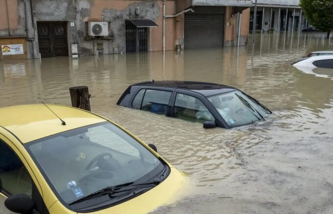 Auto elettriche e ibride in quarantena a Ravenna dopo l’alluvione in Emilia Romagna