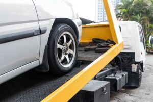 La polizia sequestra un’auto, arriva il carro attrezzi ma il conducente è senza patente