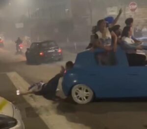 Napoli, ragazza cade pericolosamente da auto manomessa per i festeggiamenti [VIDEO]