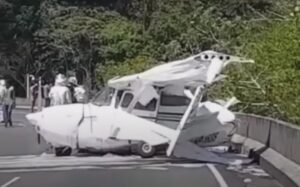 Un piccolo aereo si schianta in autostrada: i quattro occupanti escono illesi dal velivolo spezzato in due [VIDEO]