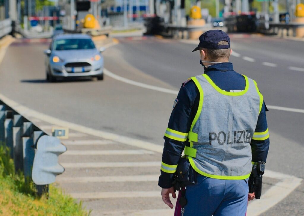 Multato perchè guidava contromano, 73enne ammette di aver guidato senza patente per 50 anni