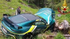 Aston Martin da 200 mila euro dentro un dirupo: distrutta da un turista sulle Dolomiti
