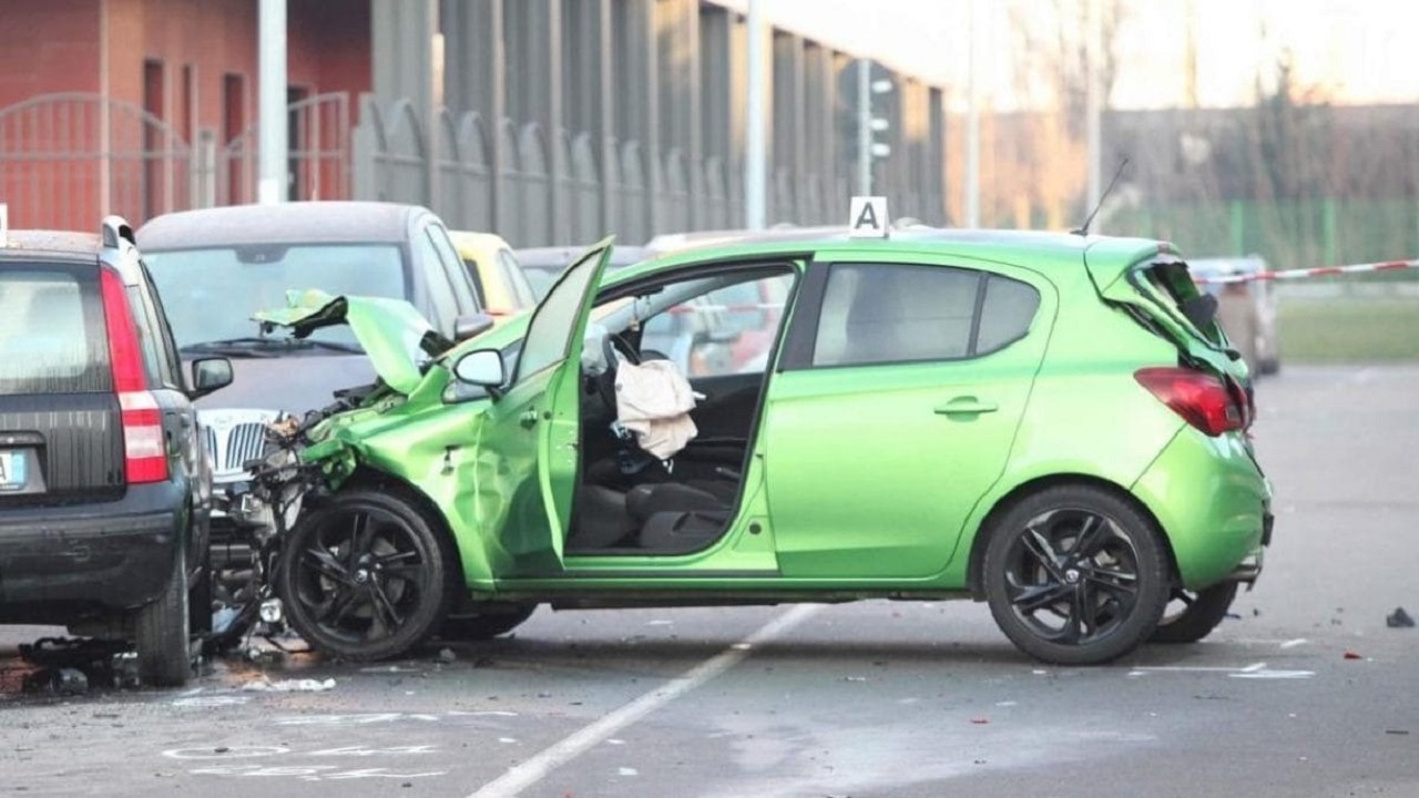 Auto sbanda impazzita a Milano: sale sul marciapiede e danneggia molte vetture