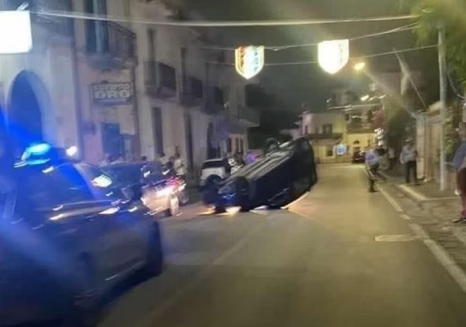 Notte di terrore a Nola, si lancia con l’auto contro la folla, semina il panico, scappa e si capovolge: un ferito [VIDEO]